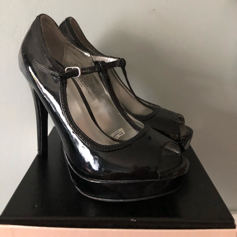 American Eagle black pumps